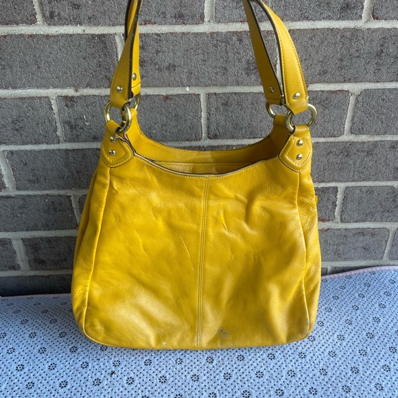 Gorgeous Coach leather sunshine yellow handbag - Picture 4 of 11